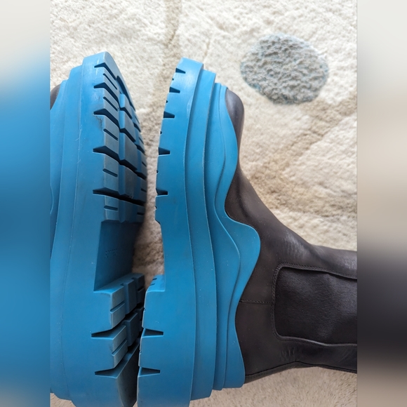 Bottega Veneta blue Tire Chelsea Boots - Picture 10 of 11
